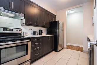 1272 Rue Redpath-Crescent in Montréal, QC - Building Photo - Building Photo