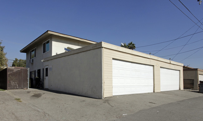 1242 W 11th St in Upland, CA - Foto de edificio - Building Photo