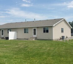522 Woodland Ave, Unit 524 in Laurel, MT - Building Photo