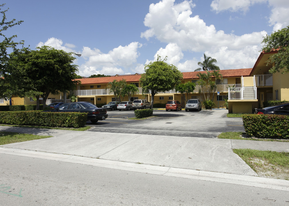 Green Oak in Hialeah, FL - Building Photo