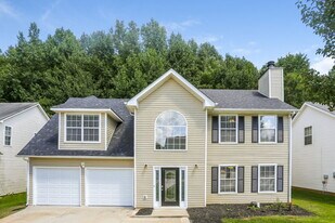 2350 Sapphire Ct in Ellenwood, GA - Building Photo