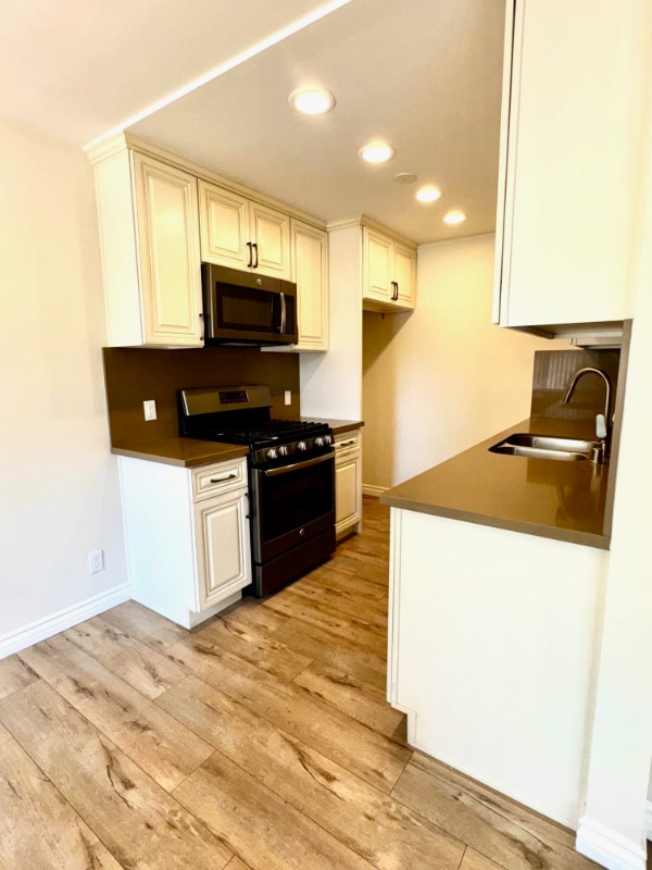 430 E San Jose Ave in Burbank, CA - Building Photo - Building Photo