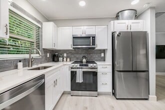 1158 7th St S in Safety Harbor, FL - Foto de edificio - Building Photo