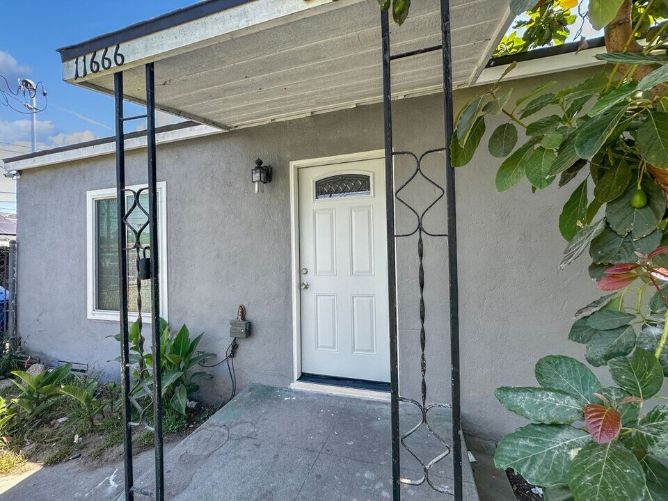11666 Killian St in El Monte, CA - Building Photo