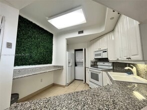 888 Brickell Key Dr in Miami, FL - Building Photo - Building Photo