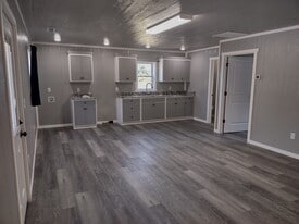 546 J Strange Ave in Loogootee, IN - Building Photo