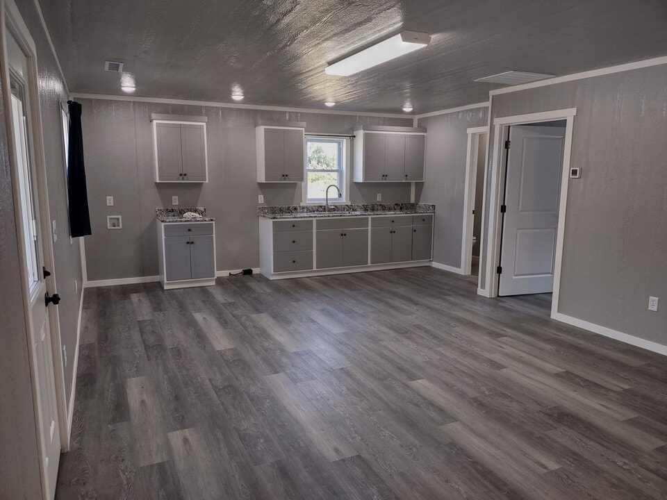 546 J Strange Ave in Loogootee, IN - Foto de edificio