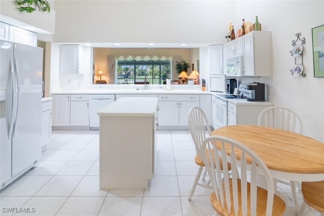8500 Mystic Greens Way in Naples, FL - Foto de edificio