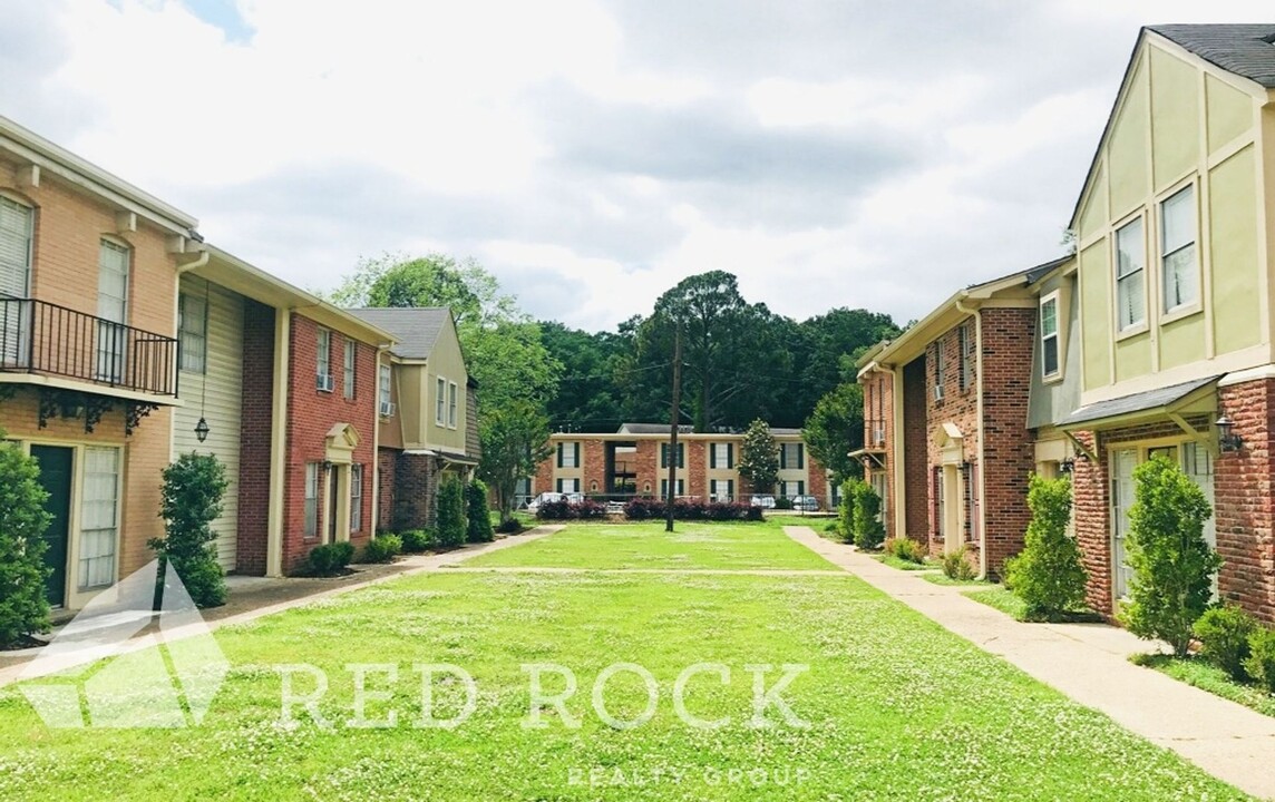 Colony House Apartments in Columbus, MS - Building Photo