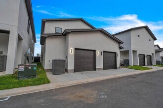 8218 Casa Verde Rd in Laredo, TX - Building Photo - Building Photo