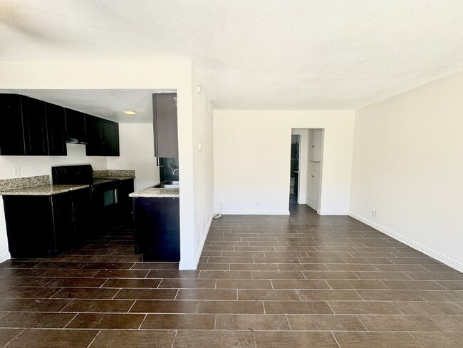 2626 Lynnwood St, Unit 8 in Las Vegas, NV - Building Photo - Building Photo