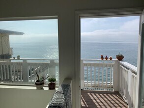 6647 Del Playa Dr in Goleta, CA - Foto de edificio - Building Photo