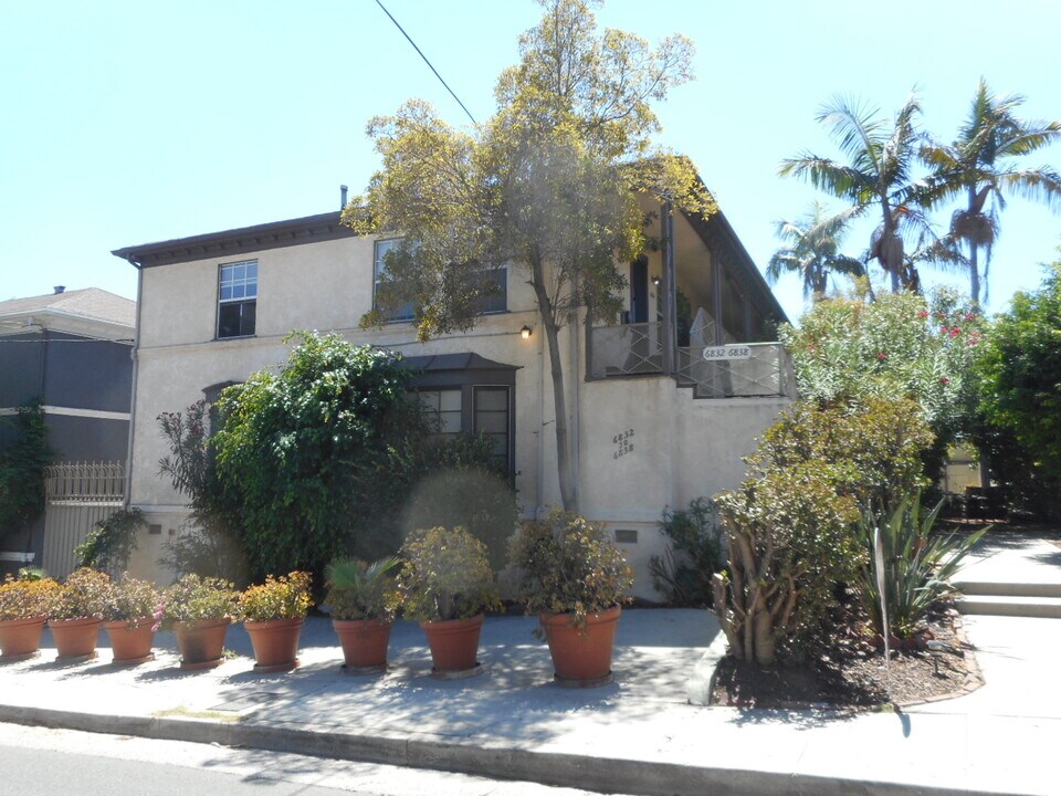 6834 Camrose Dr, Unit Camrose in Los Angeles, CA - Building Photo