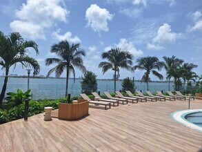 700 NE 24th St in Miami, FL - Building Photo - Building Photo