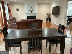 25563 Taylor Cres Dr in Chantilly, VA - Building Photo - Building Photo