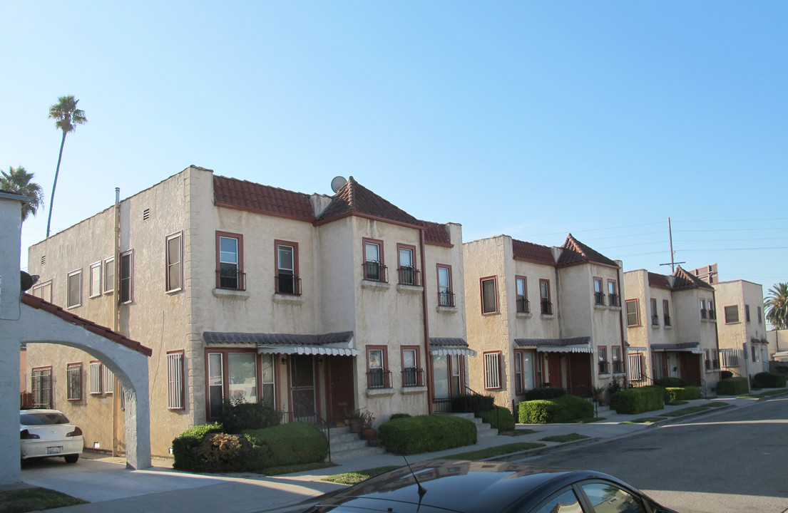 2530 Vineyard Ave in Los Angeles, CA - Building Photo