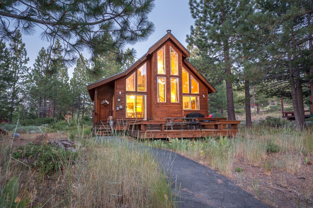 12434 Pinnacle Loop in Truckee, CA - Building Photo