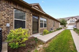 2214 S Lakeline Blvd in Cedar Park, TX - Foto de edificio - Building Photo