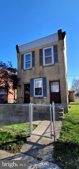 528 Benner St in Philadelphia, PA - Building Photo