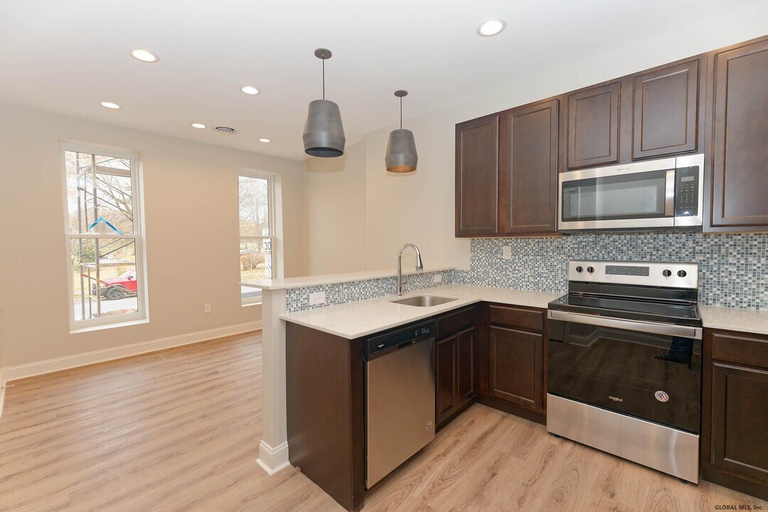 536 Madison Ave-Unit -1 in Albany, NY - Building Photo