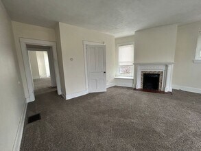 142 N Broad St in Grove City, PA - Building Photo - Building Photo