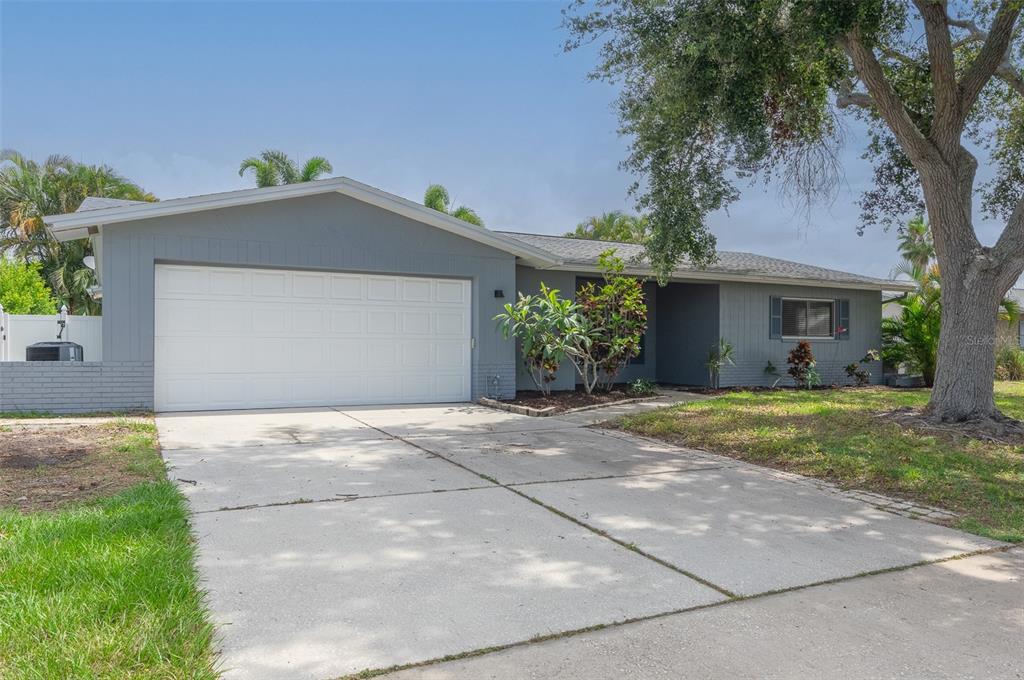 12979 89th Ave N in Seminole, FL - Building Photo