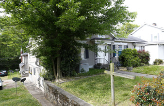 208 E Stone Ave in Greenville, SC - Building Photo - Building Photo