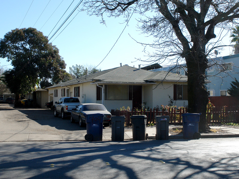 696 Dutton Ave in Santa Rosa, CA - Building Photo