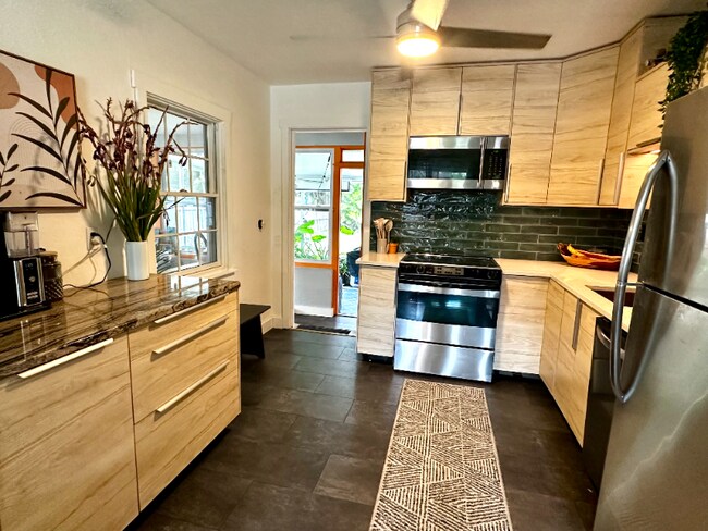 5845 27th Ave S in Gulfport, FL - Foto de edificio - Building Photo