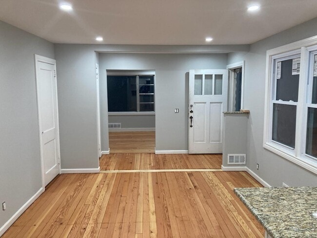 23 Bayville Dr in Sound Beach, NY - Building Photo - Building Photo