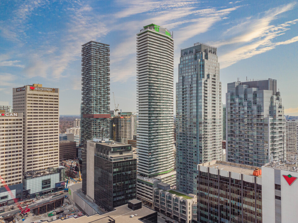 2221 Yonge Condos in Toronto, ON - Building Photo