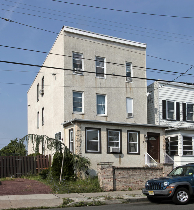 445 New Brunswick Ave in Perth Amboy, NJ - Building Photo