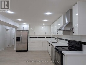 19 Valley Vista Dr in Vaughan, ON - Building Photo - Building Photo