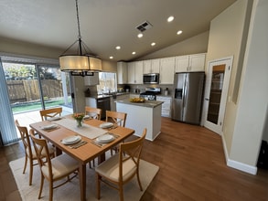 8340 Lake Willow Way in Elk Grove, CA - Foto de edificio - Building Photo