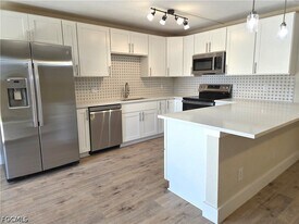 1608 Park Meadows Dr in Ft. Myers, FL - Building Photo
