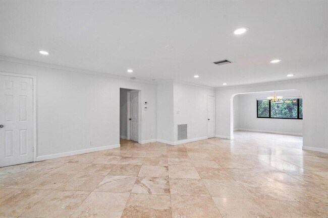 1024 NE 4th Ct in Hallandale Beach, FL - Building Photo - Building Photo