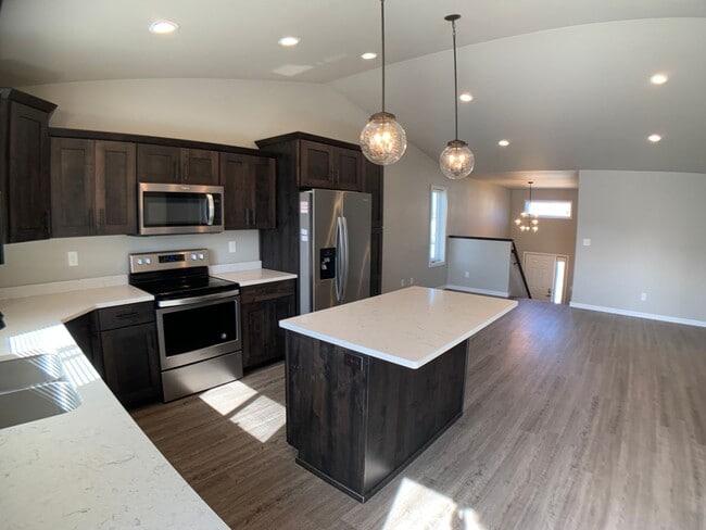 821 Cathy Dr W in West Fargo, ND - Building Photo - Building Photo