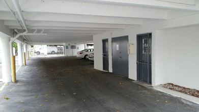 2011 Bay Dr in Miami Beach, FL - Foto de edificio - Interior Photo