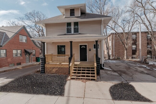 property at 819 S 10th St