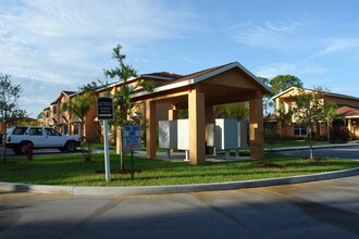 Weatherbee Townhomes in Fort Pierce, FL - Foto de edificio - Building Photo
