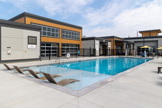 Springs at Pena Station in Denver, CO - Foto de edificio - Building Photo
