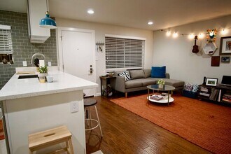 3110 Red River Street, Unit #303 in Austin, TX - Foto de edificio - Building Photo