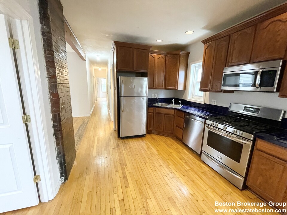 7 Iroquois St, Unit 2 in Boston, MA - Building Photo