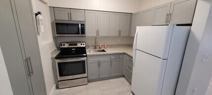927 NE 122nd St in North Miami, FL - Foto de edificio - Building Photo