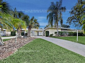 2194 Lanai Ave in Belleair Bluffs, FL - Building Photo
