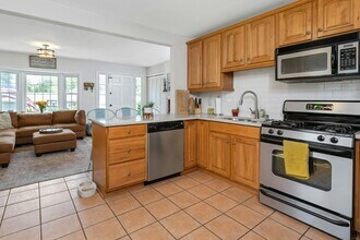 233 Sun Dance Rd in Stamford, CT - Foto de edificio - Building Photo