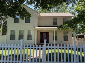 355 College Ave in Valparaiso, IN - Building Photo