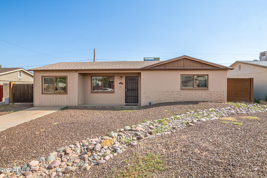 1313 E Christy Dr in Phoenix, AZ - Foto de edificio