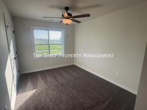 5568 Cedar Dr in Pleasant Hill, IA - Foto de edificio - Building Photo
