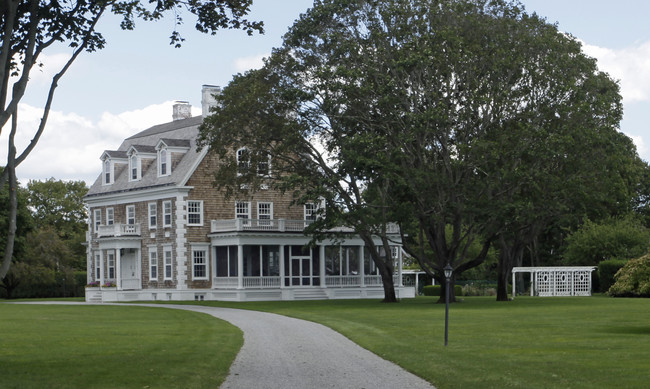 74 Quaquanantuck Ln in Quogue, NY - Foto de edificio - Building Photo